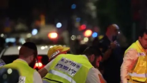 Los servicios de emergencia trabajan en el lugar del ataque.