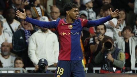 MADRID, 26/10/2024.- El delantero del FC Barcelona Lamine Yamal celebra tras anotar el tercer gol de su equipo durante el partido de la jornada 11 de LaLiga EA Sports entre el Real Madrid y el FC Barcelona, este sábado en el estadio Santiago Bernabéu, en Madrid. EFE/Juanjo Martín