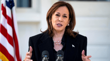 Por qué Kamala Harris pasó de la campaña de la alegría a llamar a Trump "fascista"