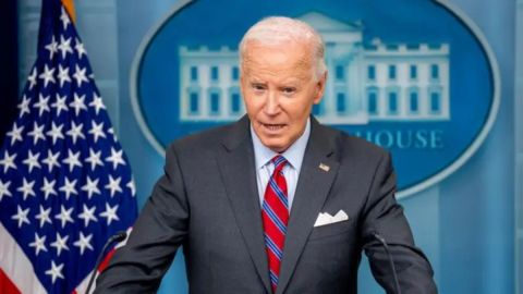 El presidente Joe Biden causó sorpresa al presentarse en una conferencia de prensa en la Casa Blanca este viernes.