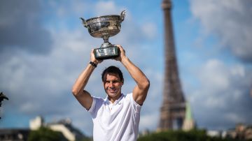 Paris (France), 06/06/2022.- (FILE) - Rafael Nadal of Spain poses with his trophy by the Eiffel Tower after winning the Men's final match at the Roalnd Garros French Open tennis tournament in Paris, France, 06 June 2022 (reissued 10 October 2024). On 10 October 2024, Rafael Nadal of Spain announced that he will retire from professional tennis. Since winning his first ever title in 2004, Nadal won 92 titles, including 22 grand slams and a record 14 French Open titles. (Tenis, Abierto, Francia, España) EFE/EPA/CHRISTOPHE PETIT TESSON