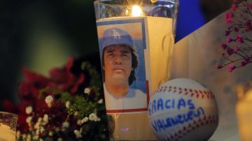 MEX3381. GUADALAJARA (MÉXICO), 23/10/2024.- Fotografía de una ofrenda en la estatua del beisbolista mexicano Fernando Valenzuela, este miércoles en el estadio Panamericano de Béisbol, en Guadalajara (México). El ex pelotero Fernando Valenzuela, ganador de las Series Mundiales de 1981 y de 1988 con el equipo angelino y fallecido este martes a la edad de 63 años, fue homenajeado por sus seguidores quienes colocaron velas y arreglos florales al pie de su estatua. EFE/ Francisco Guasco