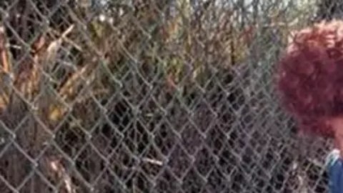 La Reina de la Salsa recogió tierra de Cuba a través de la valla de la base de Guantánamo.