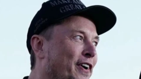 Dos empresarios muy mediáticos, Elon Musk (i) y Mark Cuban, se enfrentan por quién consigue más apoyos para los candidatos.