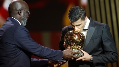 El mediocampista español Rodri recibiendo el galardón del Balón de Oro 2024 este lunes en París.