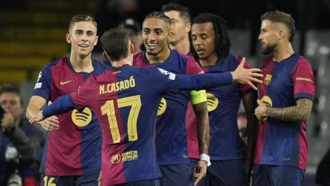 BARCELONA, 23/10/2024.- Los jugadores del FC Barcelona celebran el tercer gol de su equipo durante el encuentro correspondiente a la fase regular de la Liga de Campeones que disputan hoy miércoles FC Barcelona y Bayern Munich en el estadio Olímpico Lluis Companys, en Barcelona. EFE / Alejandro García.