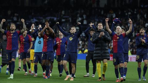 MADRID, 26/10/2024.- Los jugadores del FC Barcelona celebran la victoria tras el partido de la jornada 11 de LaLiga EA Sports entre el Real Madrid y el FC Barcelona, este sábado en el estadio Santiago Bernabéu, en Madrid. EFE/Kiko Huesca