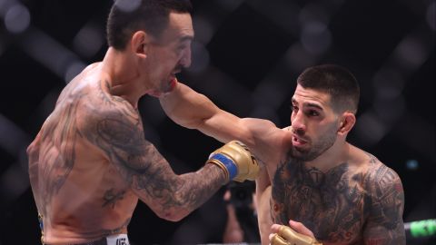 Abu Dhabi (United Arab Emirates), 26/10/2024.- Ilia Topuria (Red) and Max Holloway (Blue) in action during their Featherweight bout at UFC 308 in Abu Dhabi, United Arab Emirates, 26 October 2024. (Emiratos Árabes Unidos) EFE/EPA/ALI HAIDER