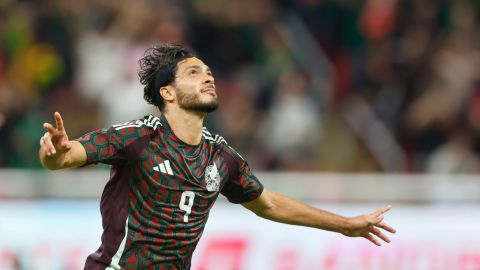 MEX2181. GUADALAJARA (MÉXICO),15/10/2024.- Raúl Jiménez de México celebra un gol ante Estados Unidos, este martes durante un partido amistoso en el Estadio Akron, en Guadalajara (México). EFE/ Francisco Guasco