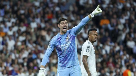 MADRID, 22/10/2024.- El guardameta belga del Real Madrid, Thibaut Courtois, durante el encuentro correspondiente a la fase regular de la Liga de Campeones entre Real Madrid y Borussia Dortmund, este martes en el estadio Santiago Bernabéu, en Madrid. EFE/ Kiko Huesca