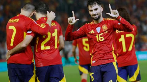 El mediocampista español Álex Baena celebrando su anotación que le puso cifras definitivas a la victoria de La Roja en Córdoba.