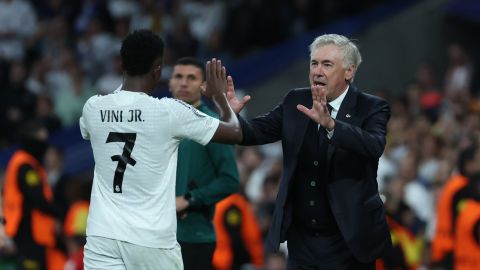 El entrenador del Real Madrid, Carlo Ancelotti, celebrando junto a Vinícius Júnior una de sus anotaciones ante el Borussia Dortmund.