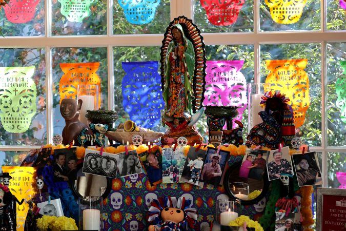 El altar del Día de los Muertos en la Casa Blanca estará abierto a visitantes hasta el 3 de noviembre.