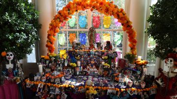 Empleados y visitantes de la Casa Blanca honraron a sus difuntos con una ofrenda del Día de Muertos.