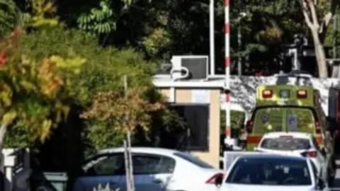 “El primer ministro y su esposa no se encontraban en el lugar, y no hubo heridos en el incidente”, señaló un comunicado.