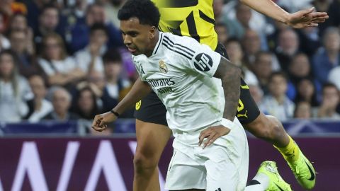 MADRID, 22/10/2024.- El delantero brasileño del Real Madrid Rodrygo Goes (abajo) disputa un balón con el centrocampista alemán del Borussia Felix Nmecha durante el encuentro correspondiente a la fase regular de la Liga de Campeones entre Real Madrid y Borussia Dortmund, este martes en el estadio Santiago Bernabéu, en Madrid. EFE/ Kiko Huesca