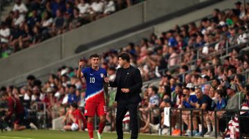 Austin (United States), 12/10/2024.- US head coach Mauricio Pochenttino (R) and forward Christian Pulisic (L) talk during the first half of the men's friendly soccer match between the US and Panama, in Austin, Texas, USA, 26 Oct. 2024. (Futbol, Amistoso) EFE/EPA/DUSTIN SAFRANEK