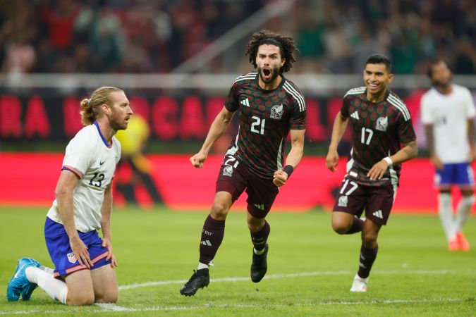 MEX2181. GUADALAJARA (MÉXICO),15/10/2024.- César Huerta (i) de México celebra un gol ante Estados Unidos, este martes durante un partido amistoso en el Estadio Akron, en Guadalajara (México). EFE/ Francisco Guasco