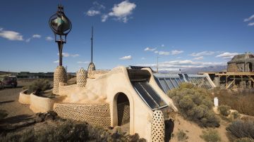 Earthships: las fascinantes casas construidas hace 40 años en el desierto de Nuevo México que son un ejemplo para combatir el cambio climático