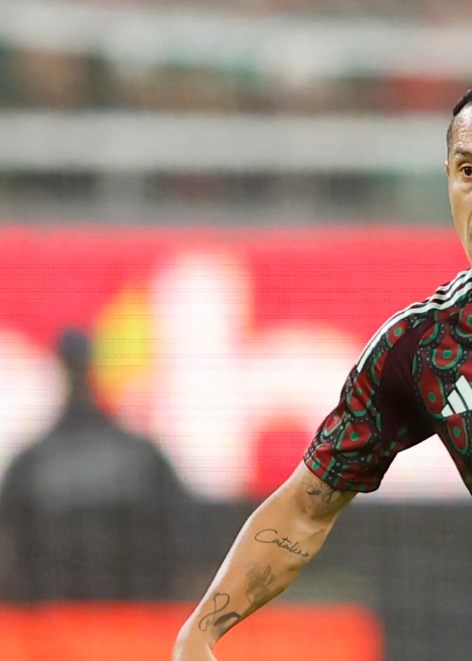 MEX2181. GUADALAJARA (MÉXICO),15/10/2024.- Andrés Guardado de México controla el balón ante Estados Unidos, este martes durante un partido amistoso en el Estadio Akron, en Guadalajara (México). EFE/ Francisco Guasco