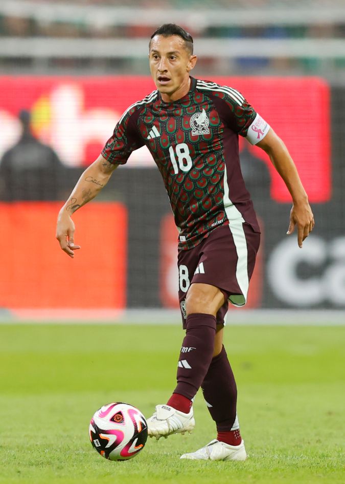MEX2181. GUADALAJARA (MÉXICO),15/10/2024.- Andrés Guardado de México controla el balón ante Estados Unidos, este martes durante un partido amistoso en el Estadio Akron, en Guadalajara (México). EFE/ Francisco Guasco