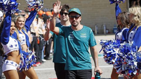 Austin (United States), 20/10/2024.- Fernando Alonso of Spain (R) and Lance Stroll of Canada (L) for Team Aston Martin during the Driver'Äôs Parade before the Formula One United States Grand Prix, at the Cirtcuit of the Americas in Austin, TX, USA, 20 October 2024. (Fórmula Uno, España, Estados Unidos) EFE/EPA/JOHN MABANGLO