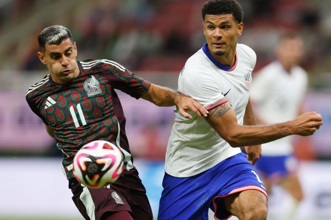 MEX2181. GUADALAJARA (MÉXICO),15/10/2024.- Germán Berterame (i) de México disputa el balón con Miles Gordon Robinson de Estados Unidos, este martes durante un partido amistoso en el Estadio Akron, en Guadalajara (México). EFE/ Francisco Guasco