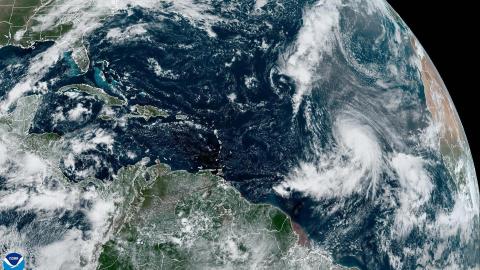 Kirk presenta esta mañana vientos máximos sostenidos de 60 millas por hora y se desplaza hacia el oeste-noroeste a 14 millas por hora.