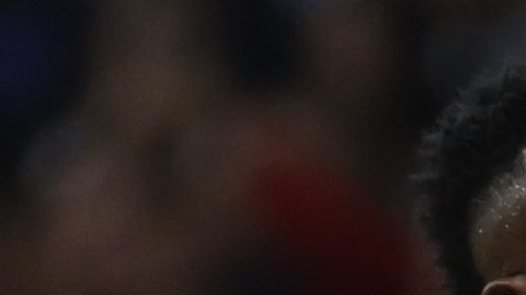 MADRID, 29/09/2024.- El delantero del Real Madrid Vinicius Junior (i) se encara con Koke Resurrección (c) y Robin Le Normand, ambos del Atlético, durante el partido de la LaLiga EA Sports que Atlético de Madrid y Real Madrid disputan este domingo en el estadio Civitas Metropolitano. EFE/JJ Guillén