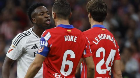 MADRID, 29/09/2024.- El delantero del Real Madrid Vinicius Junior (i) se encara con Koke Resurrección (c) y Robin Le Normand, ambos del Atlético, durante el partido de la LaLiga EA Sports que Atlético de Madrid y Real Madrid disputan este domingo en el estadio Civitas Metropolitano. EFE/JJ Guillén