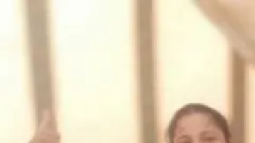 Sha'aban al-Dalou, en la imagen tomándose un selfie con miembros de su familia, murió cuando un bombardeo israelí prendió fuego a su tienda de campaña.