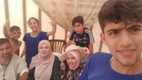 Sha'aban al-Dalou, en la imagen tomándose un selfie con miembros de su familia, murió cuando un bombardeo israelí prendió fuego a su tienda de campaña.