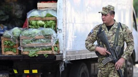 "El dinero alcanza cuando nadie roba": la apuesta de Bukele para bajar el alto precio de los alimentos en El Salvador (y las incógnitas que genera)