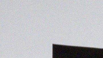 USA7832. FORT LAUDERDALE (FL, EEUU), 17/10/2024.- El futbolista argentino Lionel Messi sostiene la copa del Premio Marca América durante una ceremonia, este jueves en el Estadio Chase en Fort Lauderdale, en Florida (Estados Unidos). Lionel Messi afirmó que tras pasar un difícil año en el que sufrió varias lesiones que le apartaron durante meses de los campos de fútbol se siente "bien físicamente" y listo "para terminar de la mejor manera", con otro título, la temporada de la MLS con el Inter Miami. EFE/Eva Marie Uzcátegui