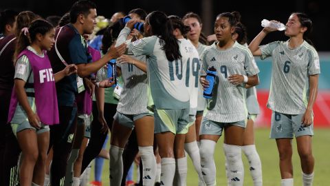 EVE4514. SANTIAGO DE LOS CABALLEROS (REPÚBLICA DOMINICANA), 20/10/2024.- Jugadoras de México se hidratan este domingo, en un partido del grupo A de la Copa Mundial Femenina sub-17 entre las selecciones de República Dominicana y Nueva Zelanda en el estadio de Cibao Fútbol Club en Santiago de los Caballeros (República Dominicana). EFE/ Diana Sánchez