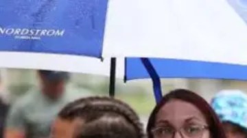 Residentes de Florida hacen compras de última hora antes de la llegada de Milton.