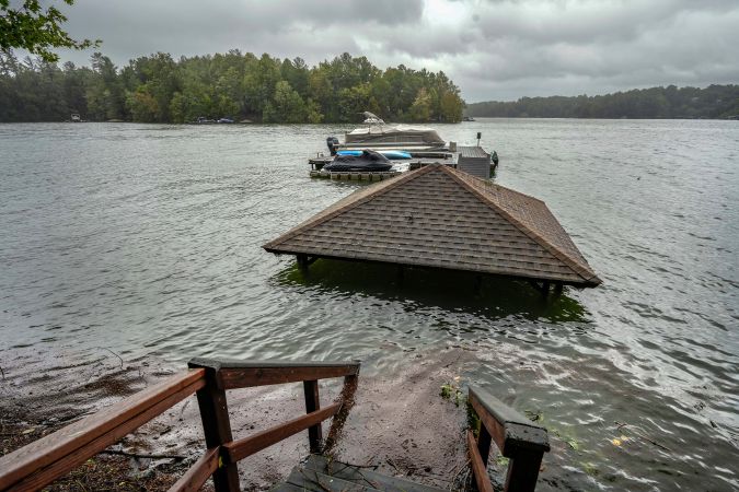 Destrozos en Morganton, Carolina del Norte, tras el paso del huracán Helene.