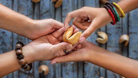 El horóscopo chino de esta semana para 3 signos es como abrir una galleta de la suerte.