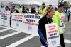 Un piquete de trabajadores portuarios en huelga en la terminal de contenedores del puerto de Boston,.
