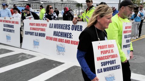 Un piquete de trabajadores portuarios en huelga en la terminal de contenedores del puerto de Boston,.