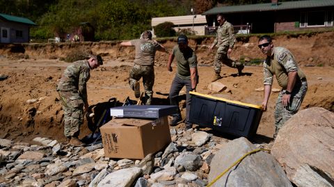 Como medida de precaución se suspendieron las operaciones de FEMA el domingo en el condado de Ashe, cerca de las fronteras de Tenesí y Virginia.