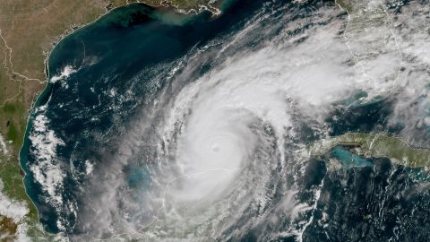 Se prevé que el ojo del huracán Milton impactará el miércoles por la noche en el área de la Bahía de Tampa.