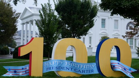 Un letrero deseando un feliz 100 aniversario al expresidente Jimmy Carter en la Casa Blanca.