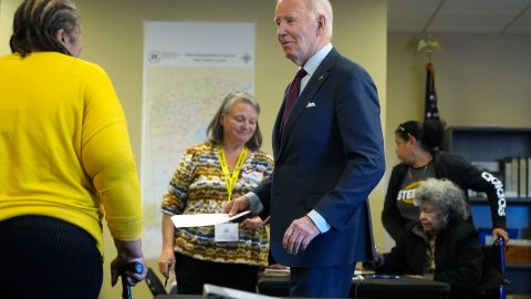 Biden emite su voto anticipado para presidente a una semana de las elecciones