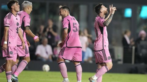Messi celebra uno de los 3 goles que le marcó a New England Revolution.