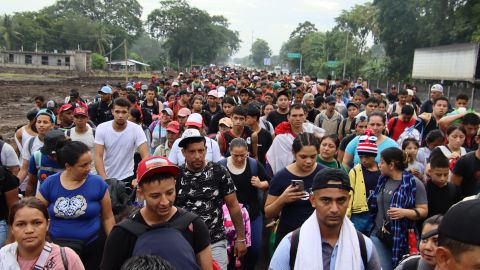 Miles de migrantes parten en caravana a Estados Unidos desde la frontera sur de México