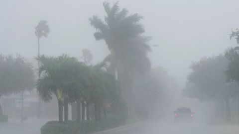 El huracán Milton toca tierra en Florida bajo la amenaza de destrucción generalizada