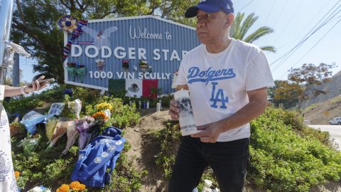 Fanáticos de Fernando Valenzuela en Los Ángeles rinden tributo a su ídolo afuera del Dodger Stadium.