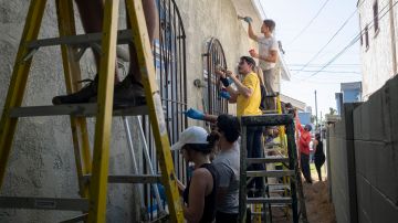 Alrededor de 60 voluntarios se unieron para mejorar la apariencia de una iglesia en Compton.