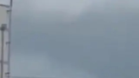 Un tornado toca tierra en Florida antes del huracán